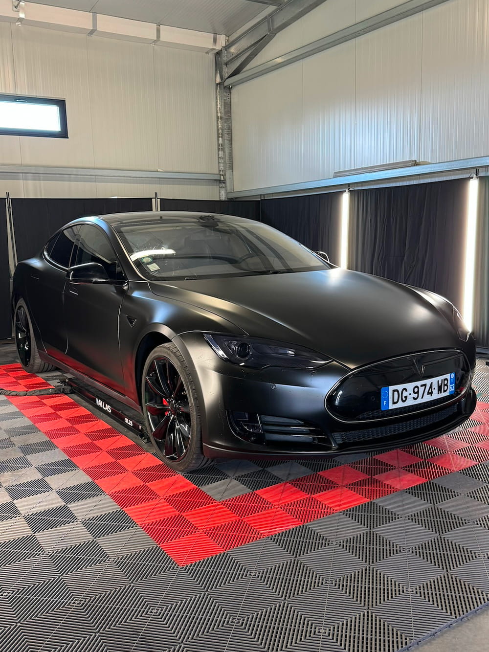 Tesla Model S Noir Satin